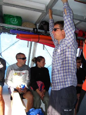 Klaus auf dem "Rumrunner", die Wogen genau im Blick