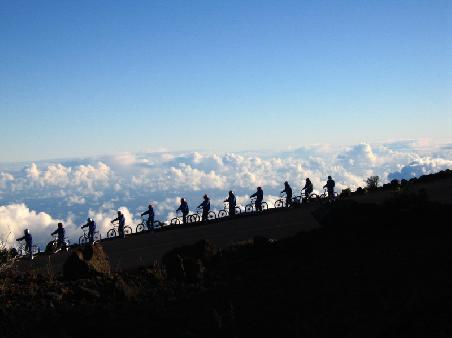 Fahrradfahrer "Teletubbies" bei der Abfahrt vom Krater, Maui