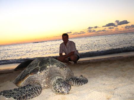 Klaus und Riesenschildkroete beim Sonnenuntergang, Ohao