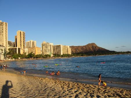 Waikiki Beach, Ohao, mit Blick auf Diamond Head rechts