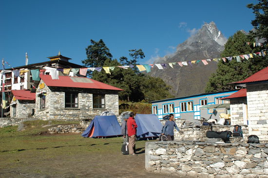 Der Platz vor der Lodge, die Zelte sind für die Porter