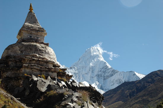 Im Vordergrund eine wunderschöne Chörte. Der Ausblick zur Ama Dablam ist überwältigend.