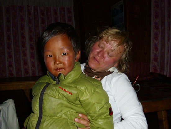 Ich war so müde, aber der Kleine hat mich in Schach gehalten