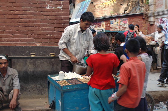 Kinder in Nepal mögen genau so gern Süsskram wie Kinder in Deutschland. Oder wie ich.....