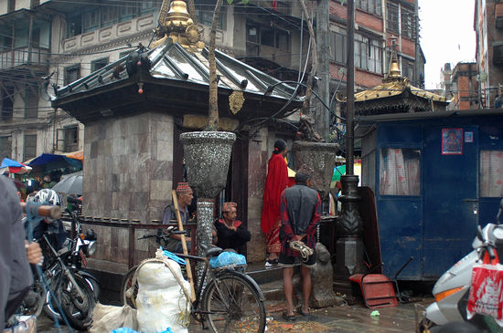 Mittendrin schnell mal ein Tempel