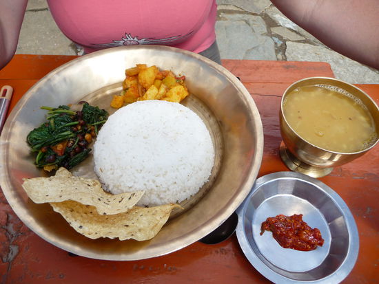 So bekommt man Dal Bhaat serviert