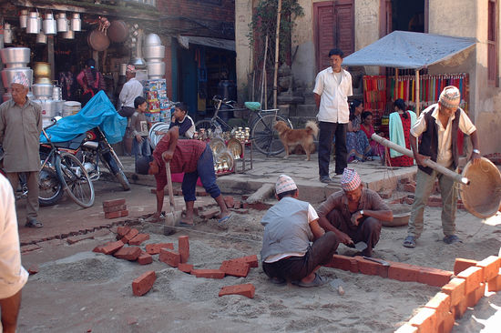    Strassenbau in Bhaktapur