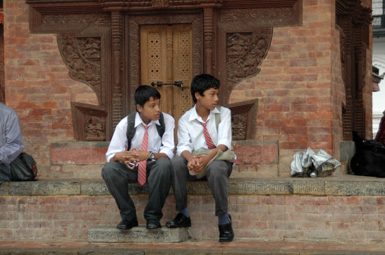 Zwei Nepalesen nach Schulschluß