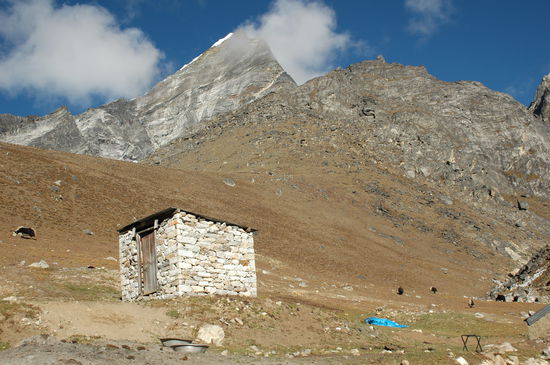 Toilette mit Bergblick in Lobuche
