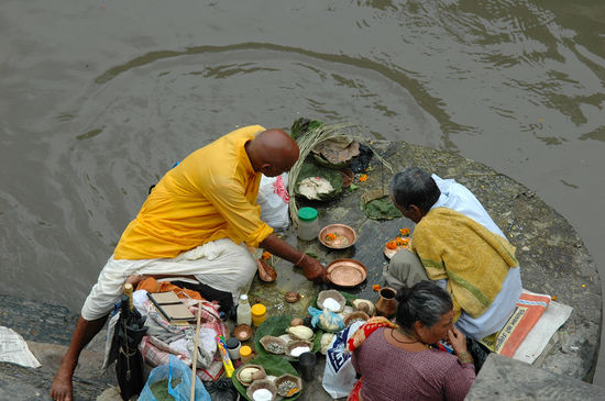 Ein Jahr nach dem Tod wid eine Zeremonie mit einem Priester abgehalten