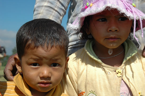 Die zwei Süssen worden regelrecht von ihrem Papa vorgeführt und sollten für uns singen. Ne ne müsst ihr nicht......wir haben lieber ne Runde Luftballon schmeißen gespielt.........das ging ab