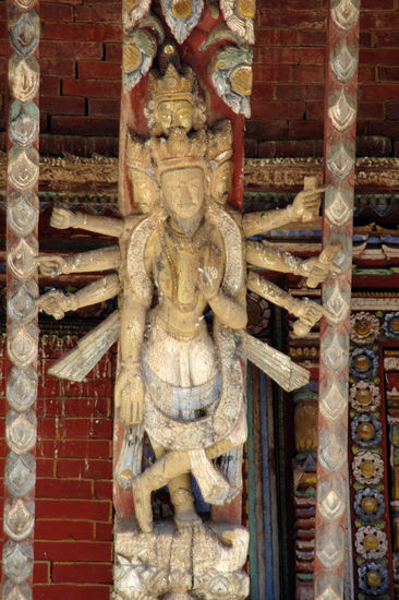 Das Alles ist aus Holz geschnitzt.