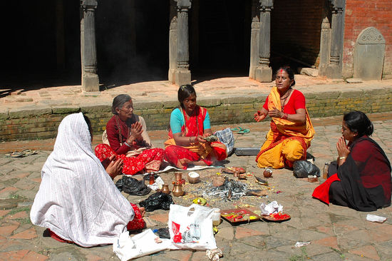 Hinduistische Zeremonie. Mann beachte die Plastik Tüte im Vordergrund.
Passt nun mal gar nicht.
