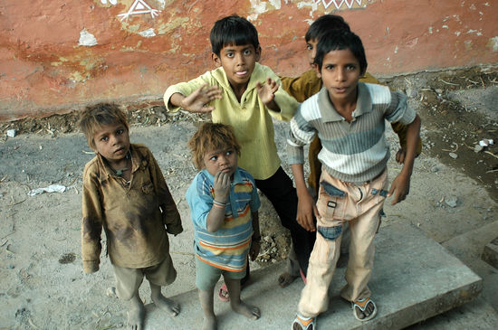  Der Lebensinhalt dieser Kinder ist einfach nur zu Betteln um den nächsten Tag zu überstehen.