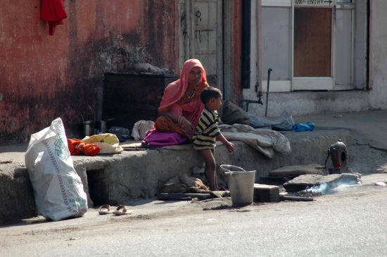 Familien Behausung mitten in Dehli auf der Strasse