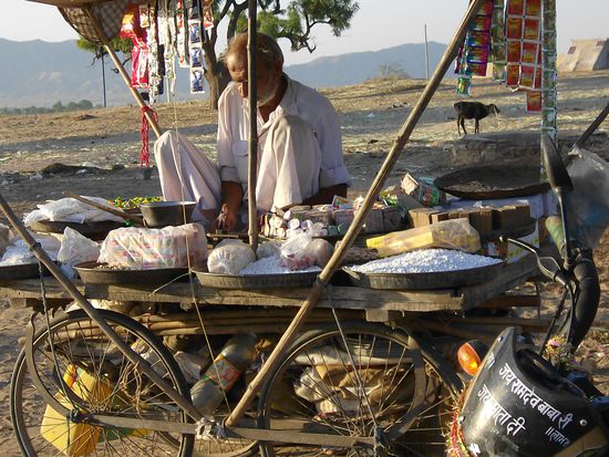 Ein Strassen Verkäufer der ausnahmsweise mal auf die Kundschaft wartet. Das hat Seltenheitswert.