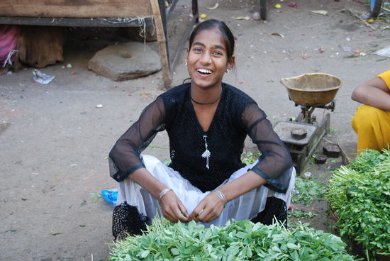 Nette indische Frau beim Gemüse Markt