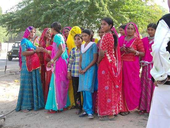 Wirklich schöne kunterbunte Sari's