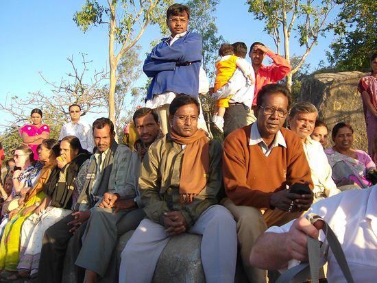 Warten an der Bus Haltestelle