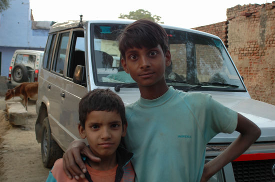 Die wollten auch drauf und haben extra davor ein schönes Auto gesucht als Hintergrund  