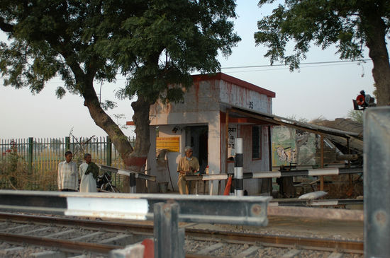 Die Bahnschranke mit den verdutzt drein blickenden Bahnwärtern