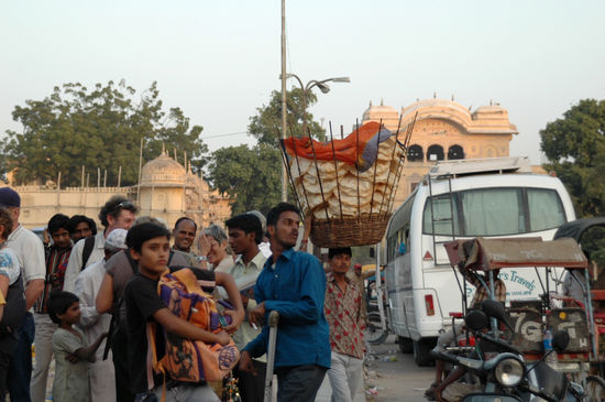 Im Hintergrund ein Fladenbrot Verkäufer
