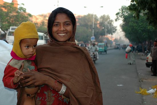 Eine Frau mit ihrem Kind vor dem Palast der Winde, sie erbettelt bei Touristen Geld für ihr Kind. Wobei fraglich ist, ob das Kind auch zu ihr gehört.