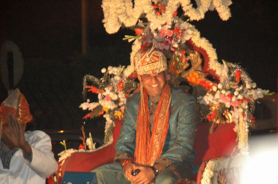 Mit großem Tamtam kommt der Bräutigam