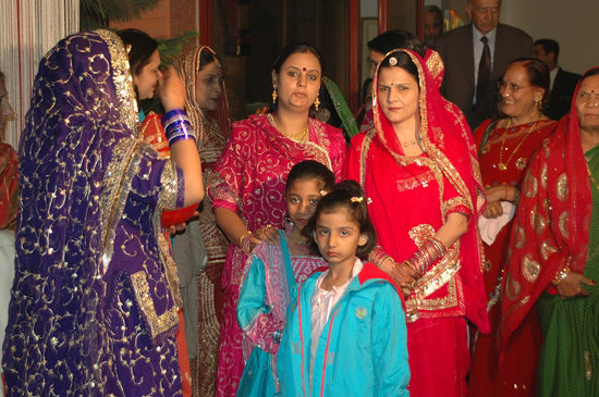 Die Angehörigen der Braut warten auf den Bräutigam