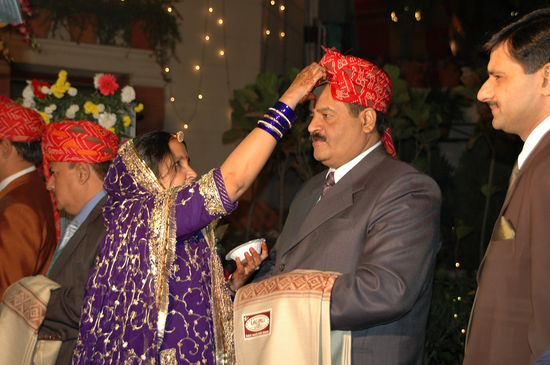 Der Vater vom Bräutigam bekommt, wie alle anderen, ein Tikka auf die Stirn