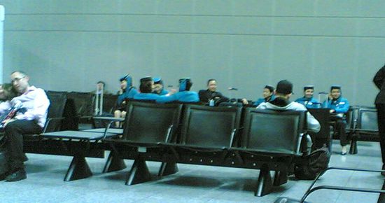 Omann Air Crew.......sie muß auch warten