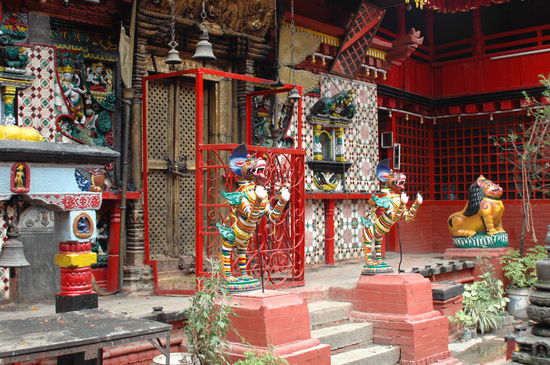 Eingang zu einem Hindu Tempel in einer kleinen Seitengasse.