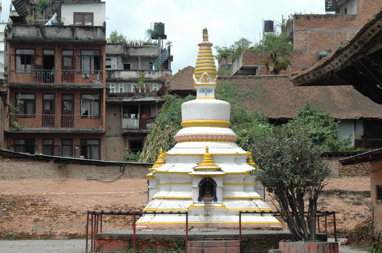 Buddhistische Stuppa gleich nebenan