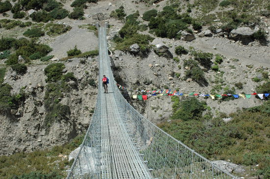 und überquert dabei lange Brücken