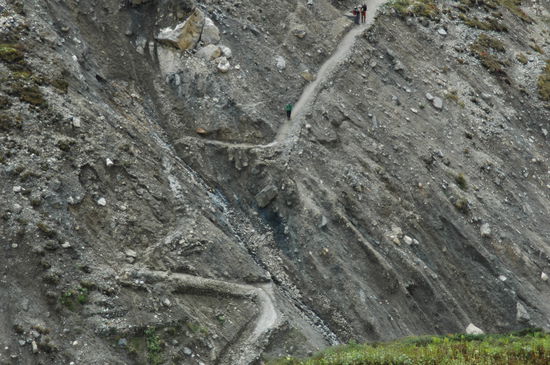 Dort war mal ein Stück weg, einfach den Abgrund runter gerutscht