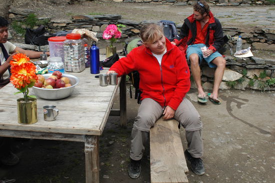 Kleine Erfrischung nach einem Anstieg bei 4500 Metern. Warum der Mann hinter mir kurze Hosen trägt weiß ich auch nicht, aber es fing an sehr kalt zu werden