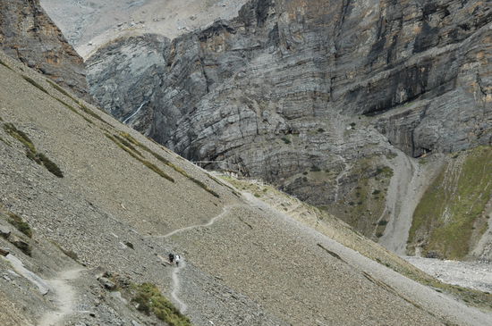 Da hinten ist Thorang Pedi, auch dieser Weg sieht einfacher aus als er ist.