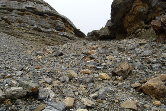Hinter den großen steinen ist das High Camp