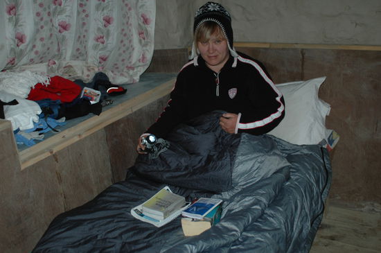 Und so geht Frau schlafen, wenn es draußen eisig ist, Schnee fällt und überhaupt die Luft auf 5000 Metern dünn wird