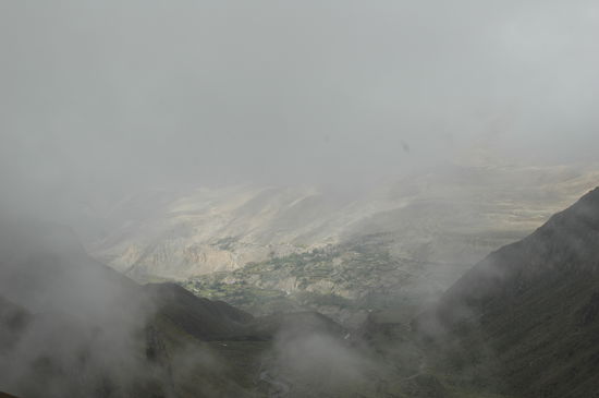 Die Wolkendecke reist auf, noch etwa 600 Höhenmeter runter