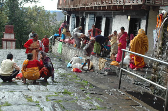 Sie bereiten sich auf den Gang durch's kalte Wasser vor