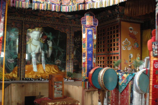 In der Gompa, wo die ewige Gasflamme lodert