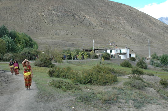 Unterwegs treffen wir viele nepalesische Frauen, die Lasten tragen