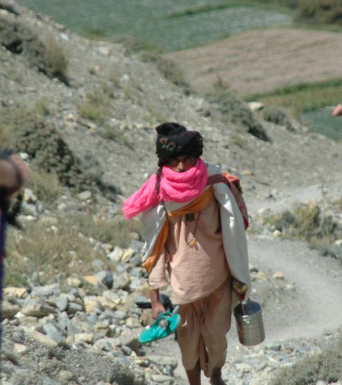 Ein hinduistischer Pilger kommt des Weges