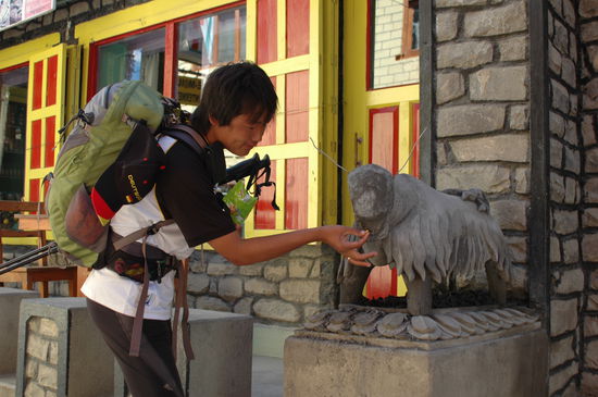 Bijay versucht der einheimischen Bevölgerung Fast Food ein zuflösen