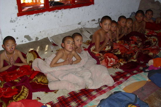 Kleine Lama Schüler im Kloster......sie besitzen nichts weiter als das was vor ihrem Bett steht