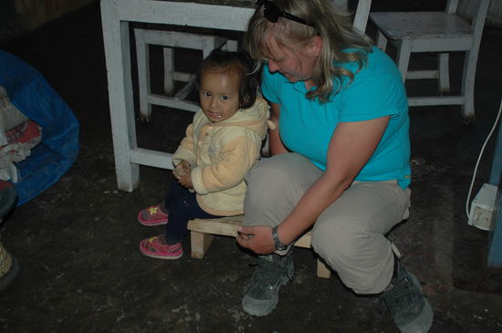 Die kleine wollte unbedingt das ich hier unten mit ihr esse