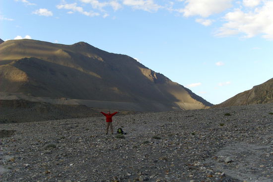 Kali gendaki Tal.....inmitten des Flussbettes beim Steine sammeln