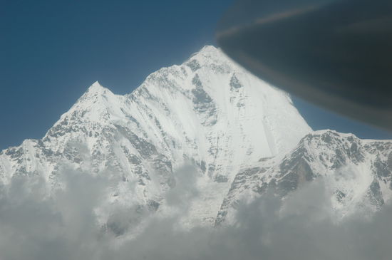 Vom Flieger aus kann man den Dhaulagiri fast anfassen