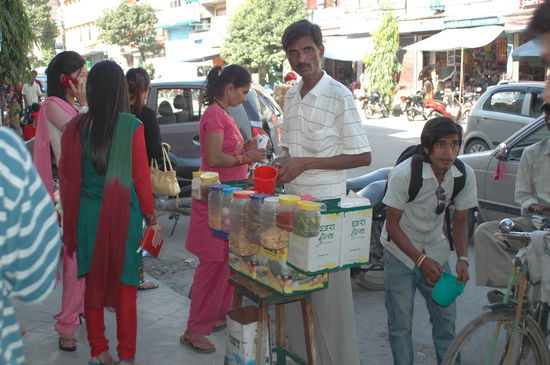 Strassenverkäufer in Pokhara
